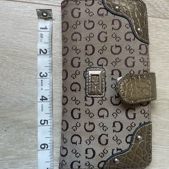 Vintage Guess Wallet - Picture 3 of 10
